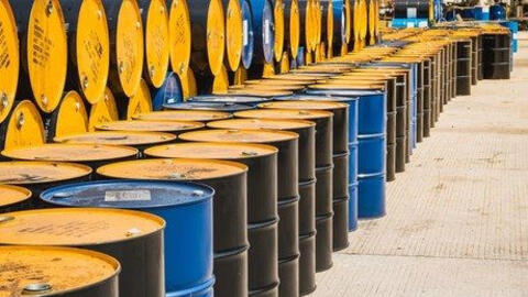 Dự trữ giảm, nhu cầu tăng khiến giá dầu tăng vọt