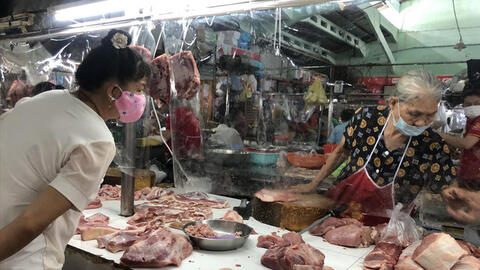 Nhiều mặt hàng đang tăng giá ăn theo cơn "lên đồng" của giá xăng