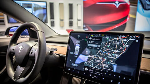 Hãng xe của tỷ phú Elon Musk bị yêu cầu thu hồi khoảng 158.000 xe do lỗi màn hình điều khiển từ xa