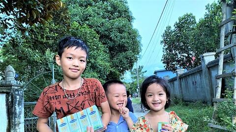 Vinamilk 'Trao cơ hội đi học, cho cơ hội đổi đời' cùng chương trình 'Cặp lá yêu thương'