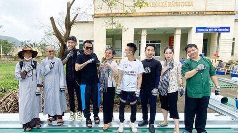 Sau chiến thắng Rap Việt, Dế Choắt và Wowy ra miền Trung cứu trợ đồng bào vùng lũ