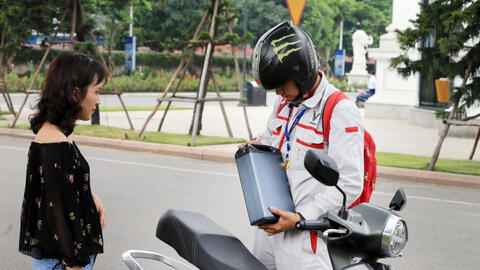 Người dùng hưởng lợi gì từ chính sách thuê, đổi pin xe máy điện của VinFast