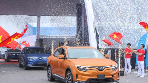 Thủ tướng chứng kiến ô tô điện Việt Nam lần đầu tiến ra thế giới