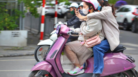 Hình ảnh người Hà Nội co ro trong cái rét của ngày đầu tuần