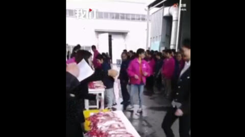 Công ty thay bánh trung thu bằng thịt lợn tặng nhân viên