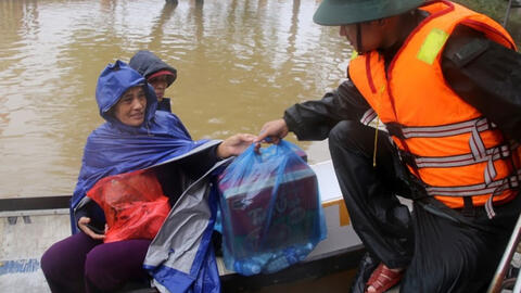 Tỉnh Quảng Trị nói gì về thông tin cán bộ chia nhau hàng cứu trợ lương khô quân đội?