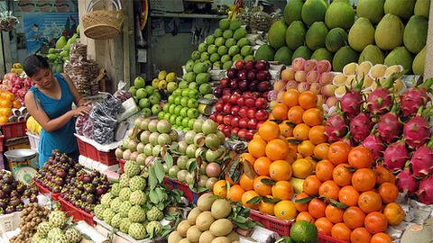 Chưa tết, trái cây đã tăng giá mạnh