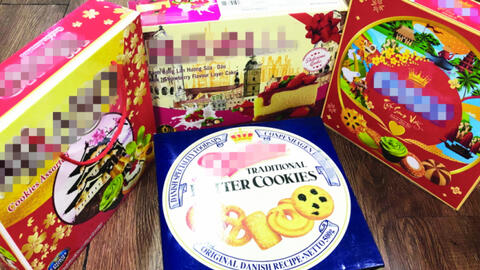 Hàng loạt hộp bánh nhái thương hiệu nổi tiếng.... nhét rác, bìa cứng cho đủ trọng lượng