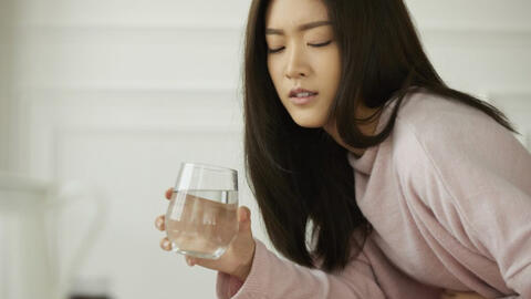 4 bất thường sau khi uống nước tưởng vô hại nhưng ẩn chứa cả tá bệnh tật