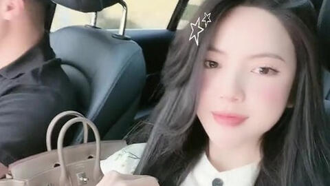 Chu Thanh Huyền diện đồ hiệu sang chảnh, đi xe Mercedes 2,4 tỷ của Quang Hải