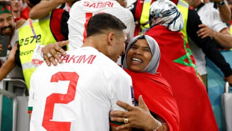 Khoảnh khắc ngôi sao của đội tuyển Maroc ôm mẹ ăn mừng gây sốt