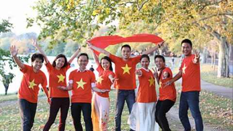 Đình chỉ công tác giáo sư yêu cầu sinh viên gốc Việt Nam dùng tên tiếng Anh