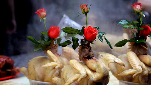 'Gà ngậm hoa hồng' đắt khách trong ngày 29 Tết ở chợ phố cổ