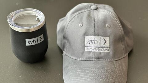 Vật dụng có in logo SVB bị rao bán tràn lan trên eBay