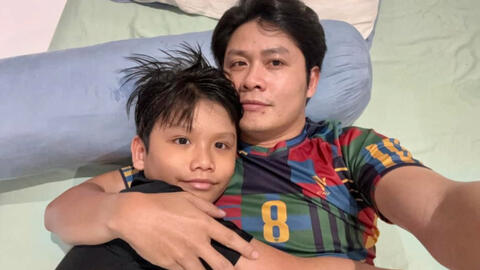 Kiểm tra cặp sách của con, nhạc sĩ nổi tiếng Nguyễn Văn Chung "ôm đầu" cảm thán còn dân tình phì cười vì chung cảnh ngộ