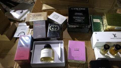 Đột kích trong đêm thu giữ số lượng lớn nước hoa, mỹ phẩm nhái ở Hà Nội