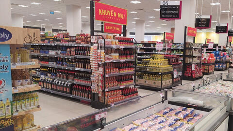 Siêu thị đầy ắp hàng hóa vắng bóng người mua