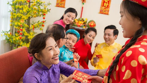 Mùng 1 Tết nên làm gì để mang lại may mắn, bình an cả năm?