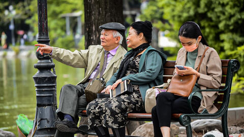 Người Hà Nội xuống phố trong đợt không khí lạnh đầu mùa