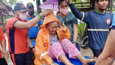 Siêu bão RAI vào Philippines gây mất điện, hơn 30.000 người phải sơ tán