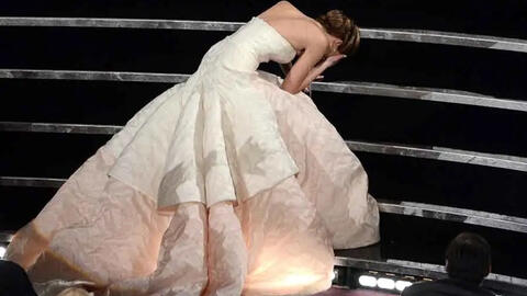 Jennifer Lawrence và cú ngã trong chiếc váy gần trăm tỷ 10 năm trước đến giờ vẫn là topic hot bền bỉ