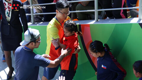 Vận động viên điền kinh Phạm Thị Hồng Lệ phải thở oxy sau khi về đích