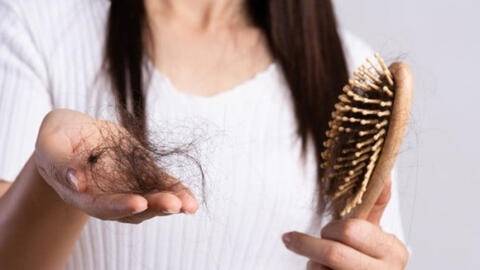 Ngoài những vết rạn, hội bầu bí còn "vất vả" vì mụn thai kỳ và tóc rụng cả búi