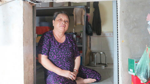 Chuyện về người phụ nữ lập bàn thờ mẹ ở gầm cầu thang chung cư