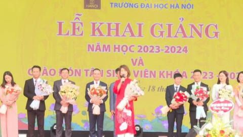 Đón tân sinh viên bằng 13 thứ tiếng khác nhau, "đỉnh" cỡ này chỉ có thể là thầy cô HANU!