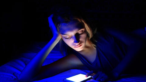 Ánh sáng xanh tàn phá làn da và sức khỏe