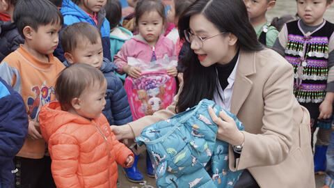 Diễn viên Lương Giang mang áo ấm cho trẻ em khó khăn ở Lào Cai