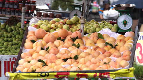 Đào tiên Sa Pa được bày bán khắp đường phố Sài Gòn