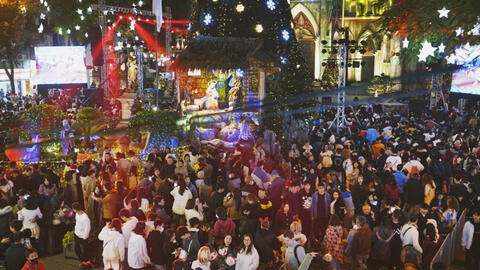 Đúng đêm Giáng sinh: "Biển người" đổ về Nhà Thờ Lớn, hàng quán xung quanh được dịp "hốt" khách