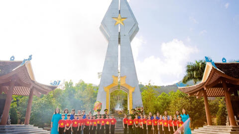 Dâng hương, tưởng niệm các anh hùng, liệt sỹ Pò Hèn