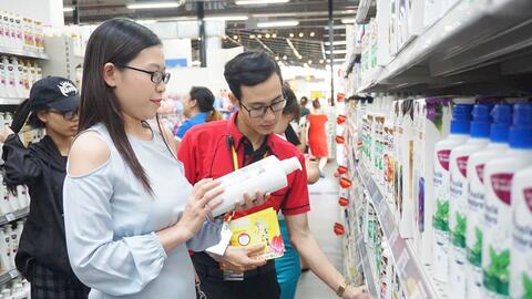 Hệ thống siêu thị Co.opmart bắt đầu giảm giá hàng tết sớm