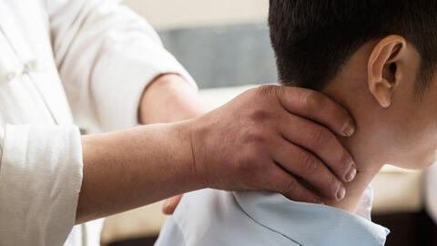 Cột sống cổ của cậu bé 13 tuổi "già hơn" bố mình tới 10 tuổi vì thói quen này của nhiều người