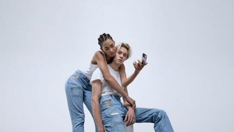 Samsung ra mắt quần jean có túi chuyên dụng đựng riêng cho Galaxy Z Flip3, giá 34 triệu đồng