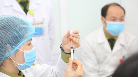 Sau tiêm vaccine Covid-19 nên tránh ăn, uống thực phẩm nào?