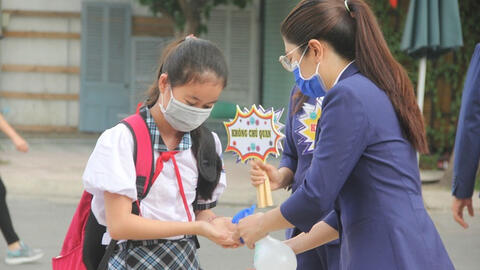 Học sinh phổ thông TP.HCM, Hà Nội đã trở lại trường sau kỳ nghỉ chống dịch