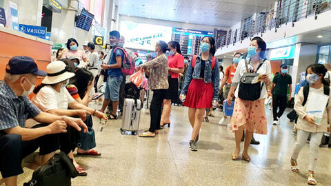 Sân bay Tân Sơn Nhất lại ùn tắc cục bộ lượng hành khách checkin sớm cho chuyến bay đầu ngày