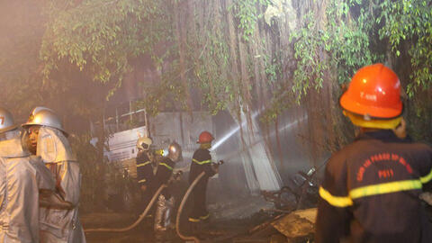 Xưởng đồ chơi tại Hà Nội bốc cháy ngùn ngụt trong đêm 2/9