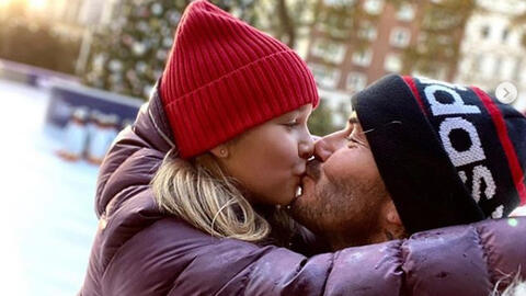 Cư dân mạng tranh cãi khi David Beckham nhiều lần hôn môi con gái