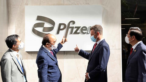 Chủ tịch nước Nguyễn Xuân Phúc đến thăm Công ty Pfizer