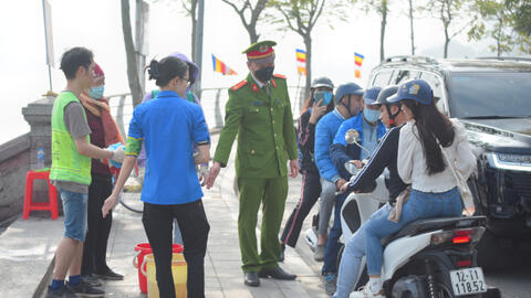 Lực lượng chức năng lập rào chắn hạn chế người dân thả cá chép tiễn ông Công ông Táo, xả rác tại Hồ Tây