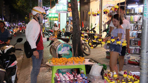 Cơn sốt Emoji "tấn công" vỉa hè Sài Gòn