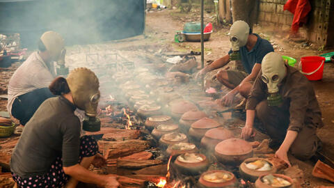Chuyện lạ làng Vũ Đại: Đeo mặt nạ phòng độc để kho nồi cá bạc triệu