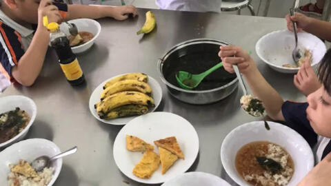 TP HCM: Phụ huynh bật khóc khi chứng kiến bữa ăn bán trú