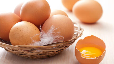 Cách phân biệt trứng gà thật và giả