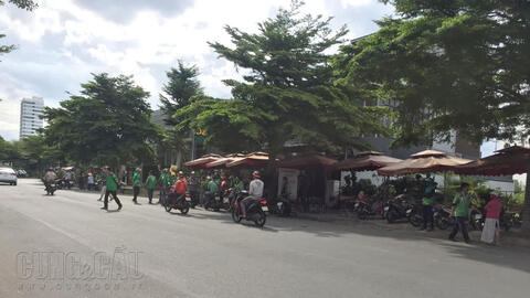 Hàng trăm tài xế Grab Bike lại phản đối chính sách thu thuế cá nhân của Grab