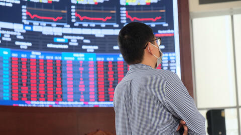 Thêm 2 ca nhiễm cộng đồng, chứng khoán liên tục lao dốc